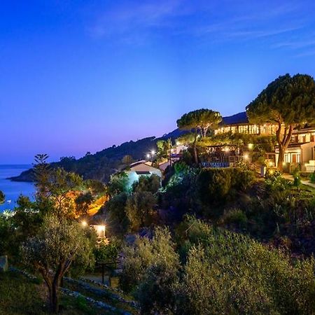 Hotel Baia Imperiale Spiaggia di Cavoli Bagian luar foto