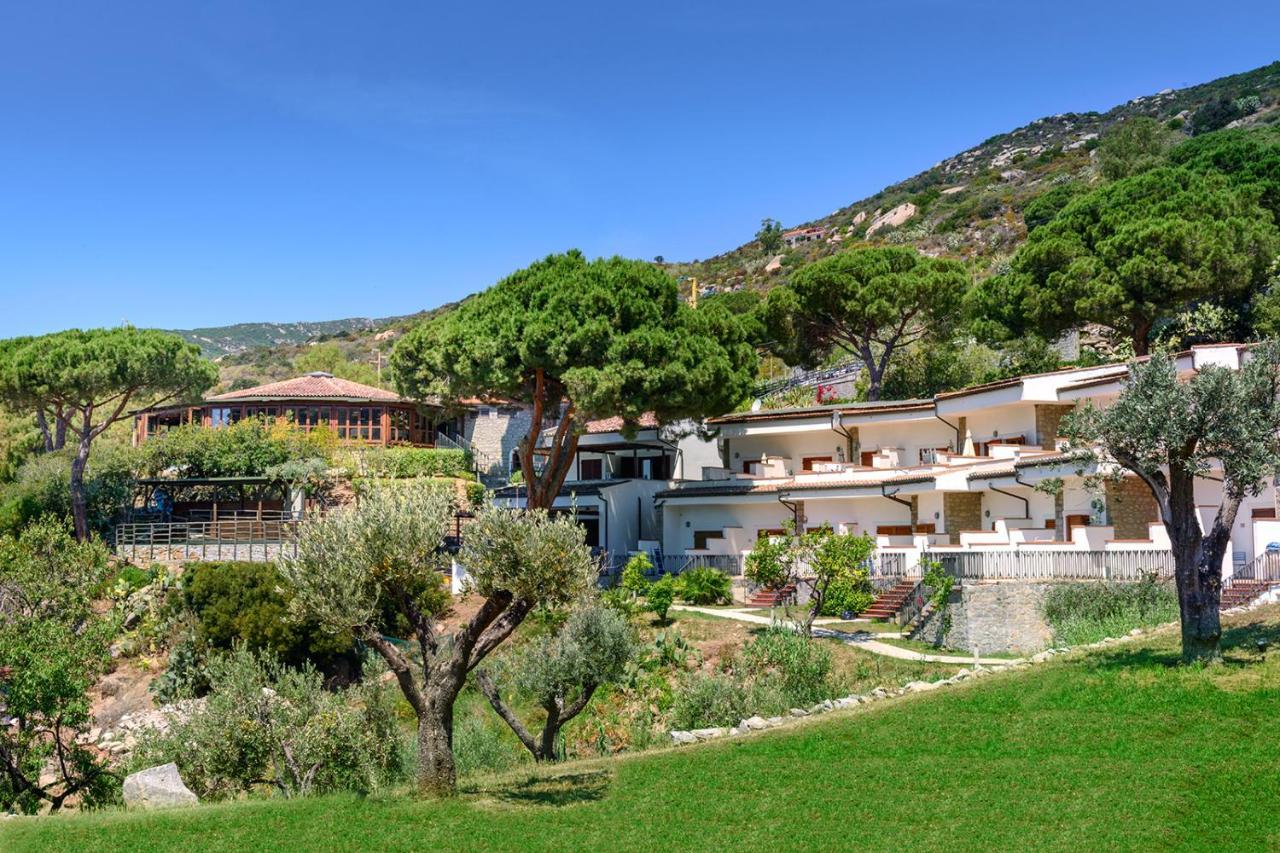 Hotel Baia Imperiale Spiaggia di Cavoli Bagian luar foto