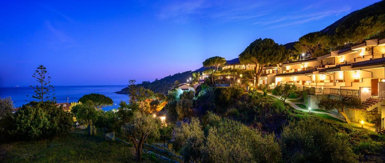 Hotel Baia Imperiale Spiaggia di Cavoli Bagian luar foto