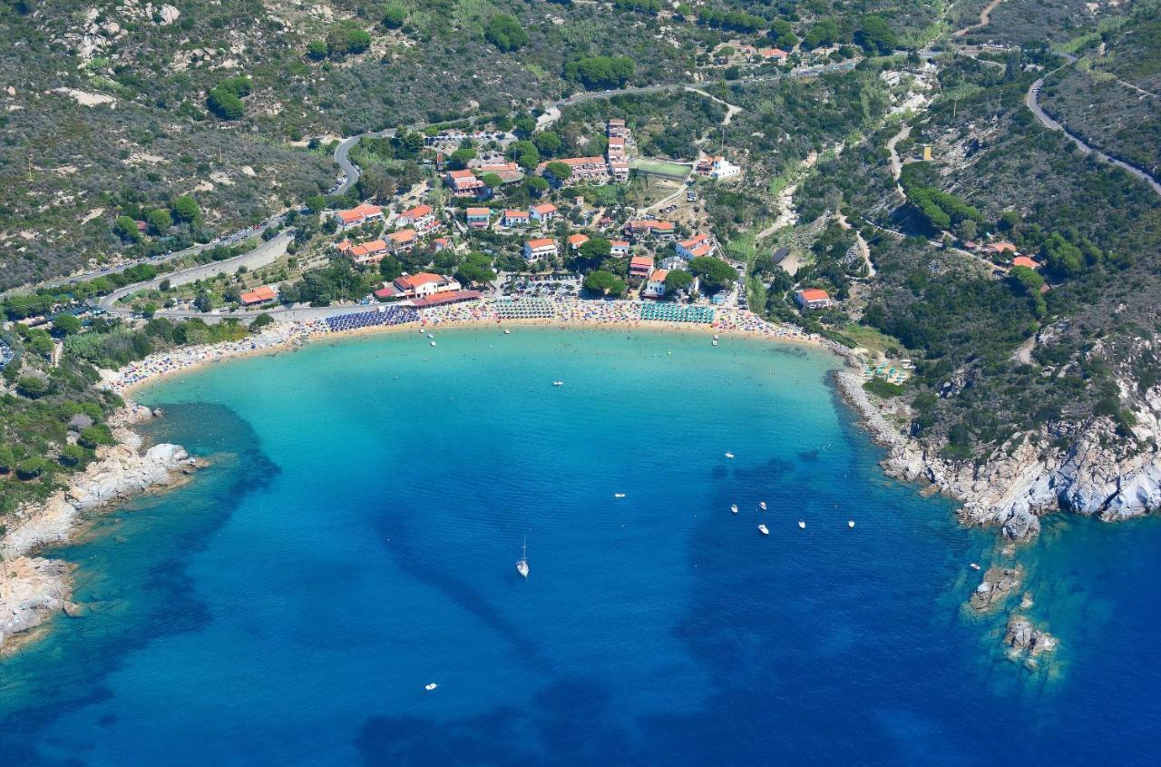 Hotel Baia Imperiale Spiaggia di Cavoli Bagian luar foto