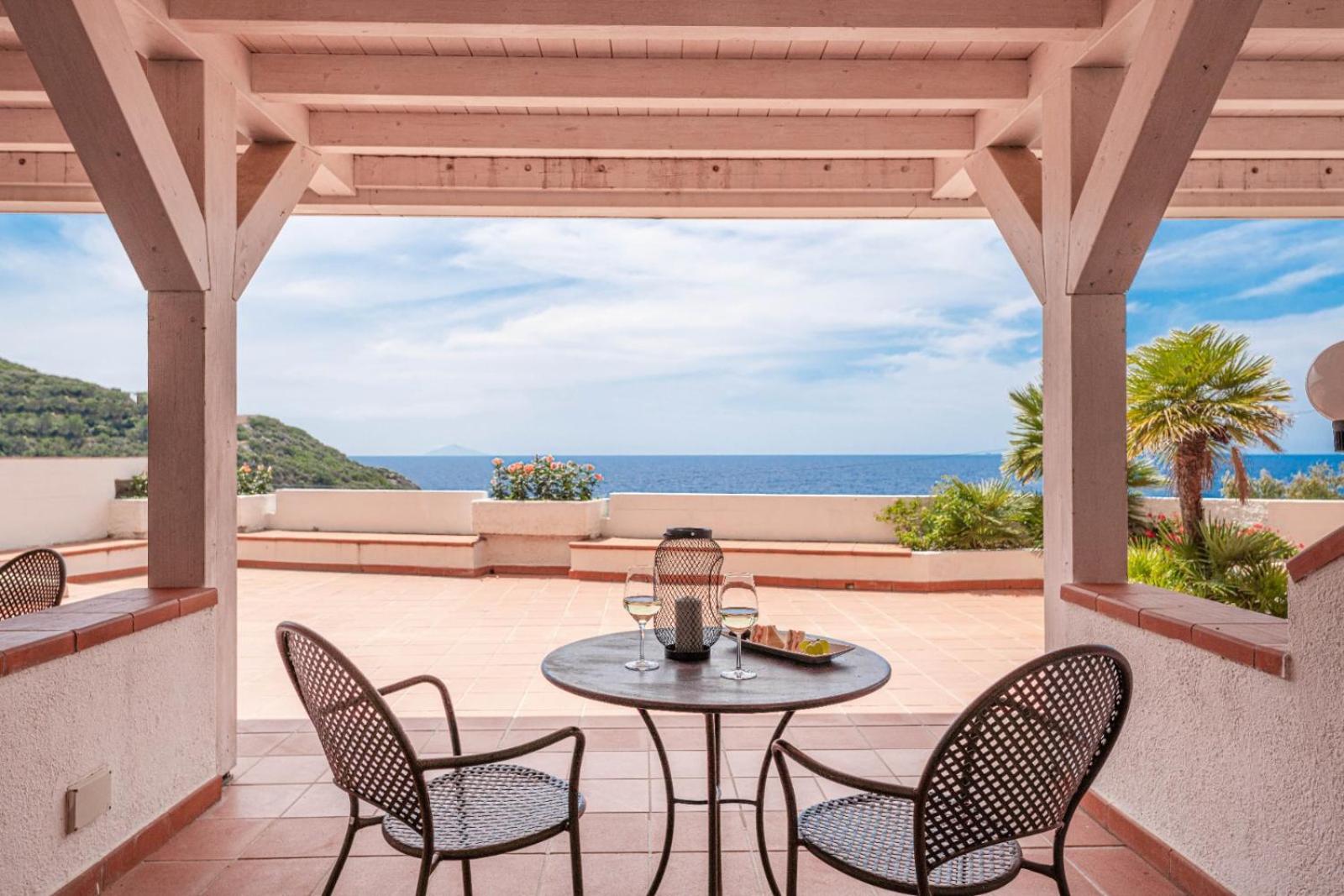 Hotel Baia Imperiale Spiaggia di Cavoli Bagian luar foto