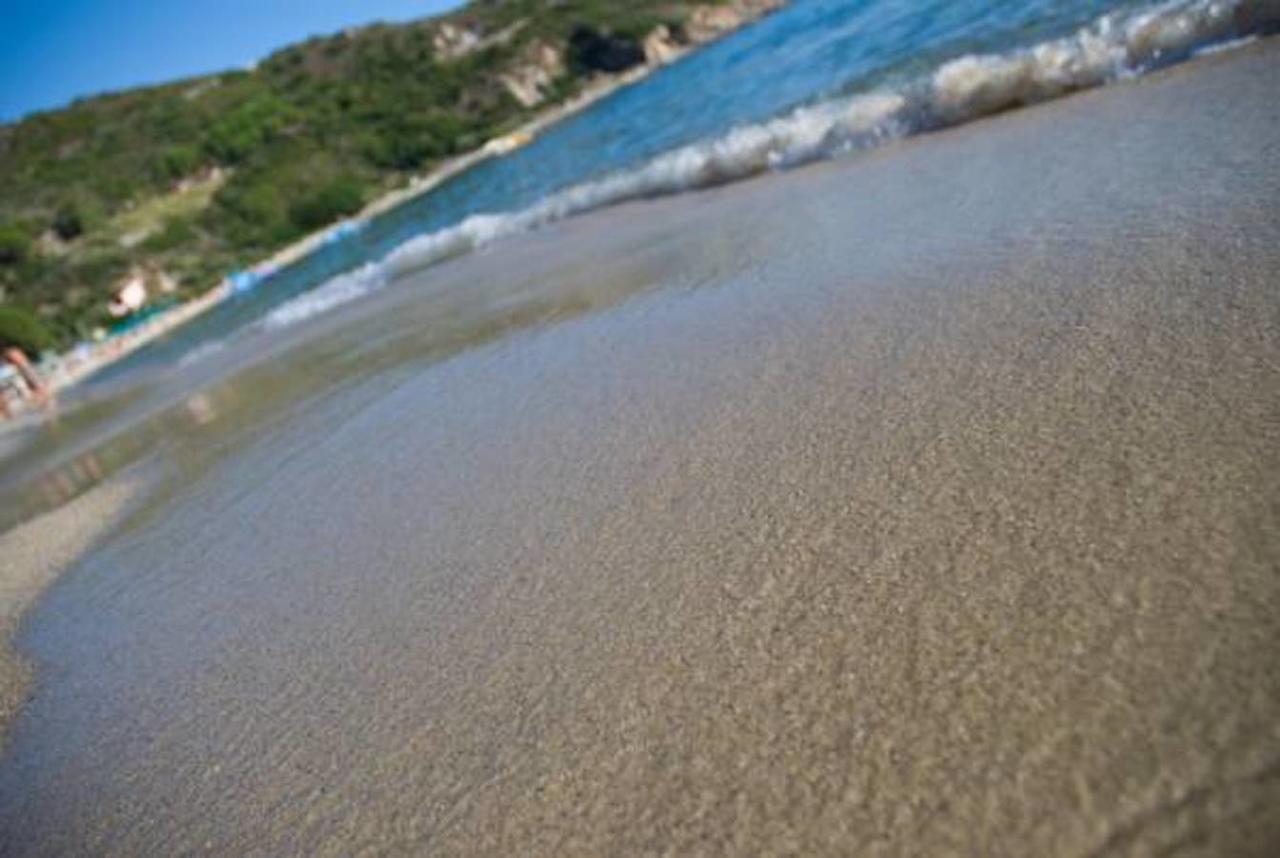 Hotel Baia Imperiale Spiaggia di Cavoli Bagian luar foto