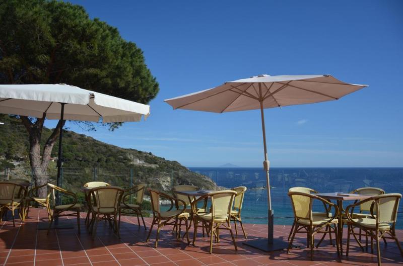 Hotel Baia Imperiale Spiaggia di Cavoli Bagian luar foto